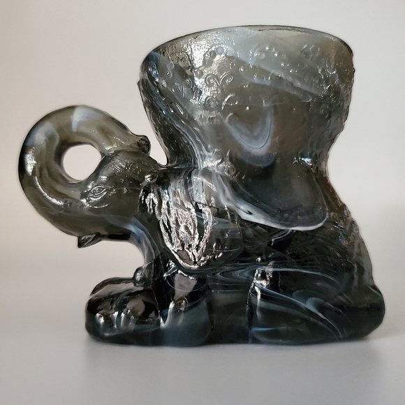 Rare "Packy the Elephant" Black & White Slag Glass Paperweight or 🥚 Holder - Picture 5 of 13